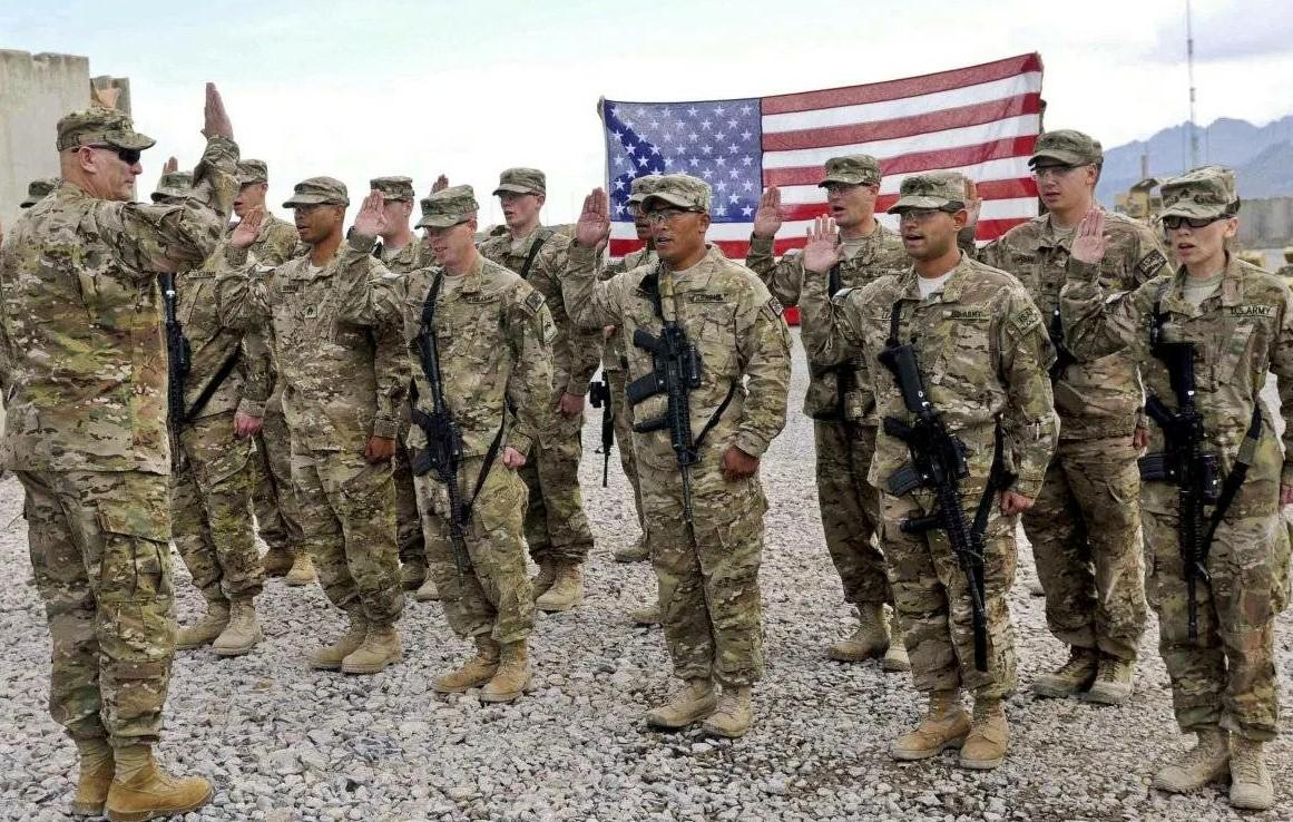 Военнослужащие американской армии США в Афганистане проходят инструктаж перед боевыми действиями.