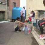 На фото жители города Геленджик ожидают привоза питьевой воды в микрорайон, т.к. в кранах воды нет из-за отключения и дефицита.
