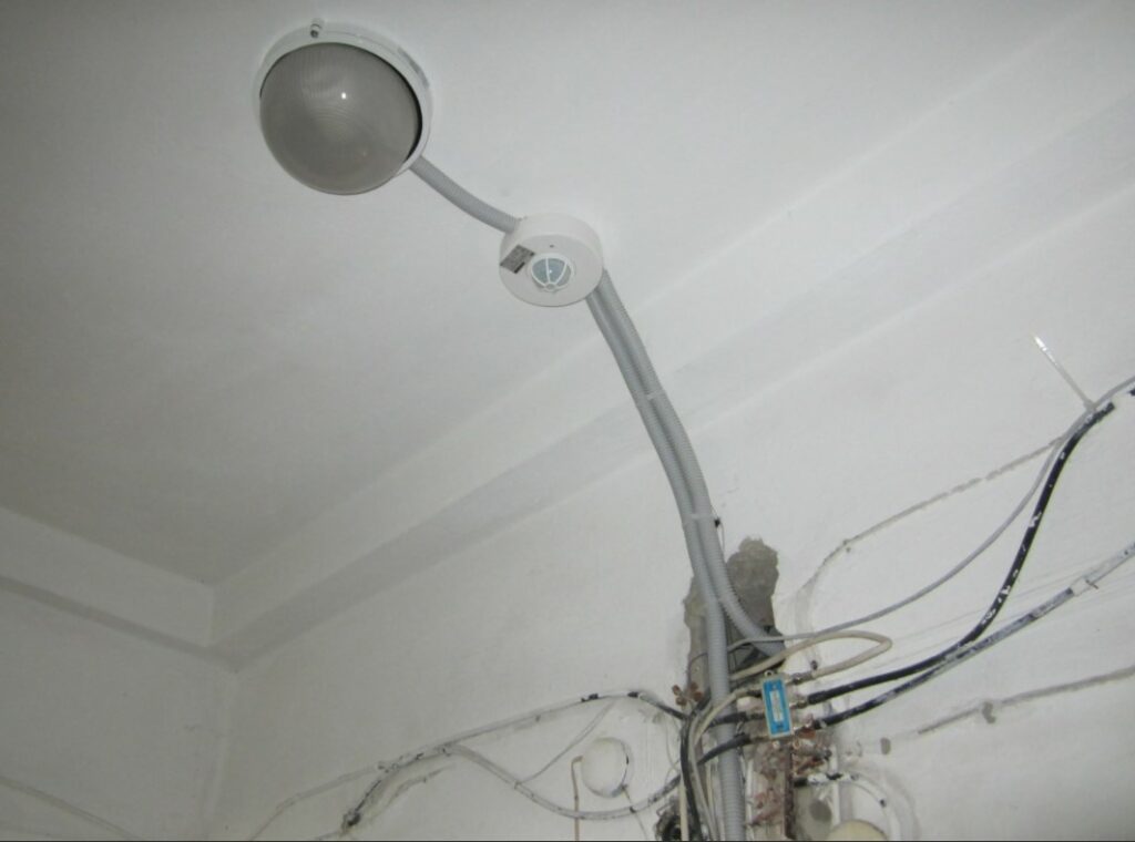 Фото. Плохая установка датчиков движения для освещения в подъезде нашего жилого дома, которые не работают.