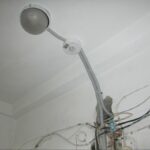 Фото. Плохая установка датчиков движения для освещения в подъезде нашего жилого дома, которые не работают.