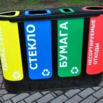 Фото пластиковых цветных контейнеров для сбора бытового мусора.