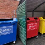 Фото металлических мусорных ящиков стоящие во дворах кварталов и районов проживания населения.