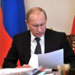На фото президент РФ Путин В.В. читает письмо присланное в адрес администрации с обращением от граждан.