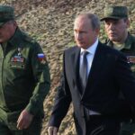 На фото президент Путин, министр обороны Шойгу в форме и начальник генерального штаба Герасимов.