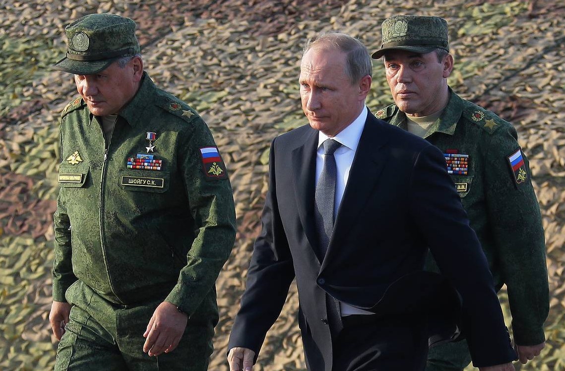 На фото президент Путин, министр обороны Шойгу в форме и начальник генерального штаба Герасимов.