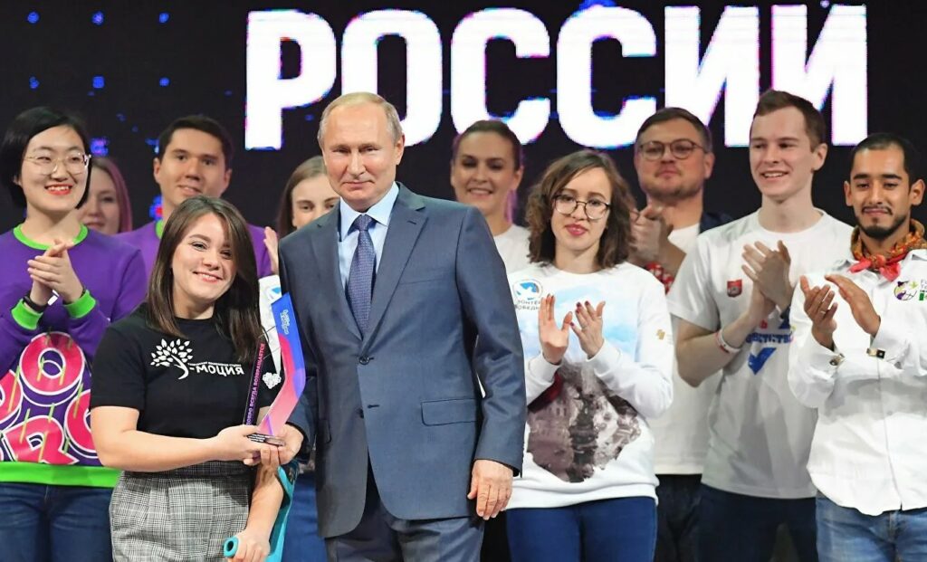 Фото Владимир Путин вручает премию победителю российского волонтерского конкурса "Доброволец России" о волонтерах.