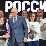 Фото Владимир Путин вручает премию победителю российского волонтерского конкурса 