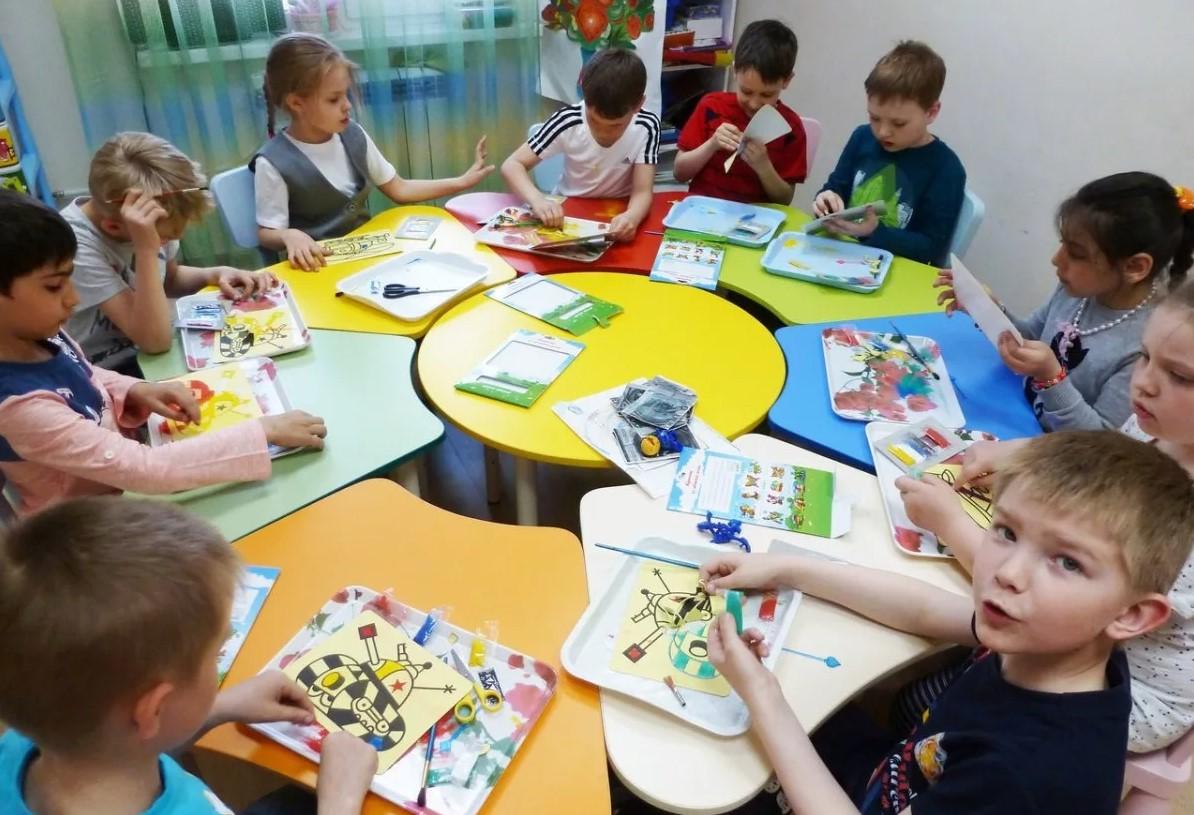 На фото дети в классе на продленных занятиях обычной средней школы России.