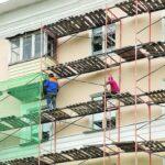 Фото. Капитальные ремонт домов по программе фонда градостроительства выполняет подрядчик строительной компании.