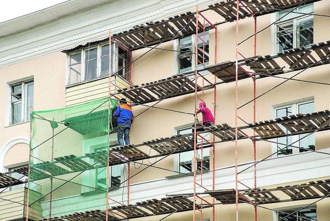 Фото. Капитальные ремонт домов по программе фонда градостроительства выполняет подрядчик строительной компании.