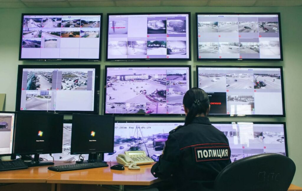 Фото, как осуществляется контроль проходных мест на улицах Москвы со стороны полиции.