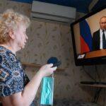 На фото женщина смотрит по ТВ каналу Вести 24 выступление президента Путина об оказании финансовой помощи малообеспеченным семьям.