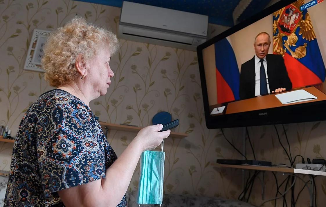 На фото женщина смотрит по ТВ каналу Вести 24 выступление президента Путина об оказании финансовой помощи малообеспеченным семьям.