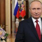 На фото Владимир Владимирович Путин с букетом цветов с поздравлением с днем рождения нашего президента РФ.