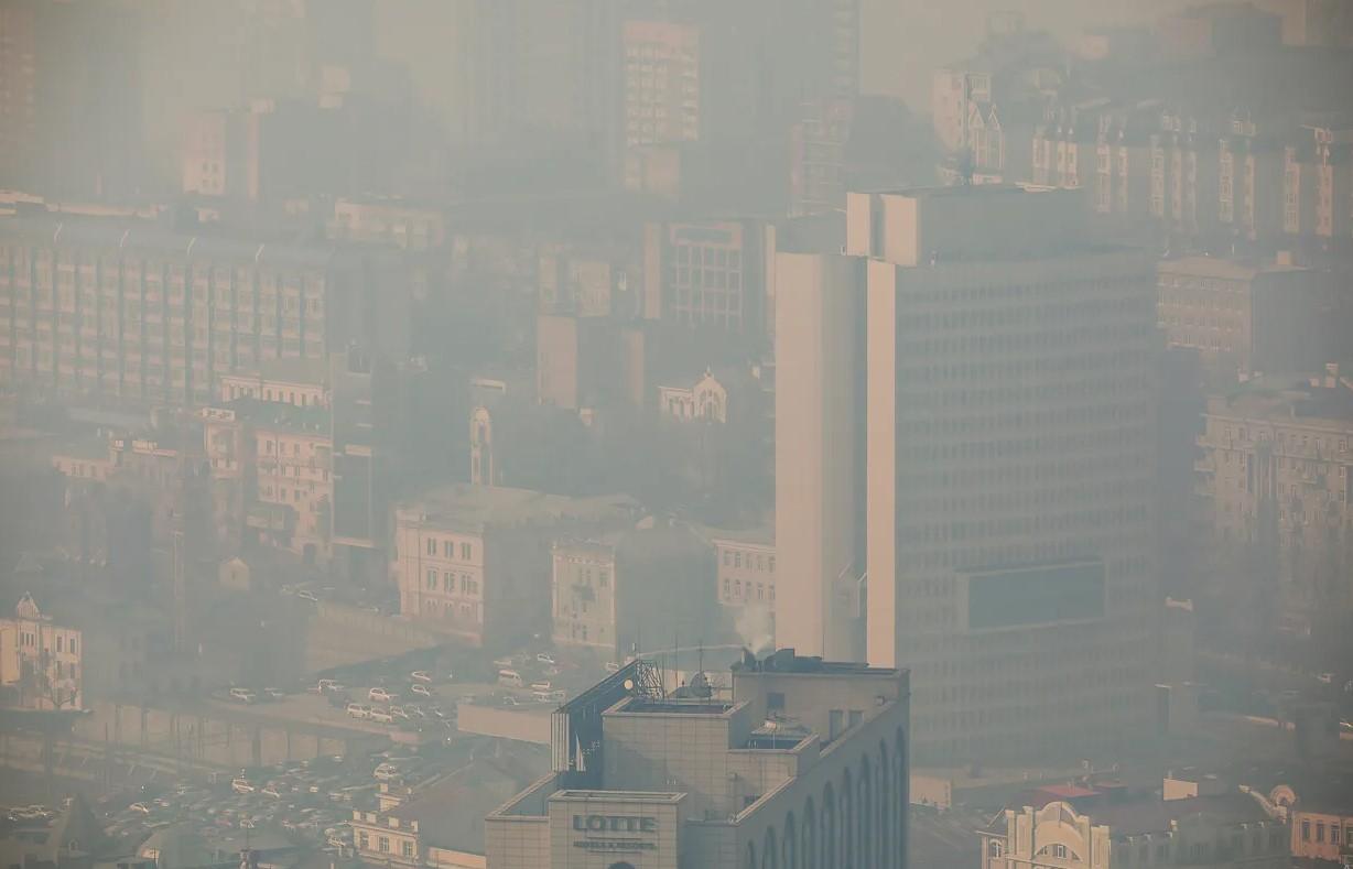 По фото видно, в каком смоге, дыме и гари находится центр города Астрахань.