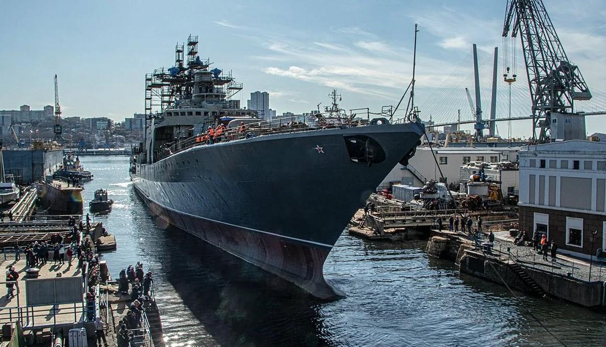 Фото. Фрегат Тихоокеанского флота Маршал Шапошников заходит на стабеля для обслуживания.