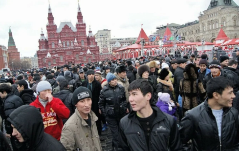 Фото. Выходцы из Средней Азии и Кавказа на Красной площади в Москве.