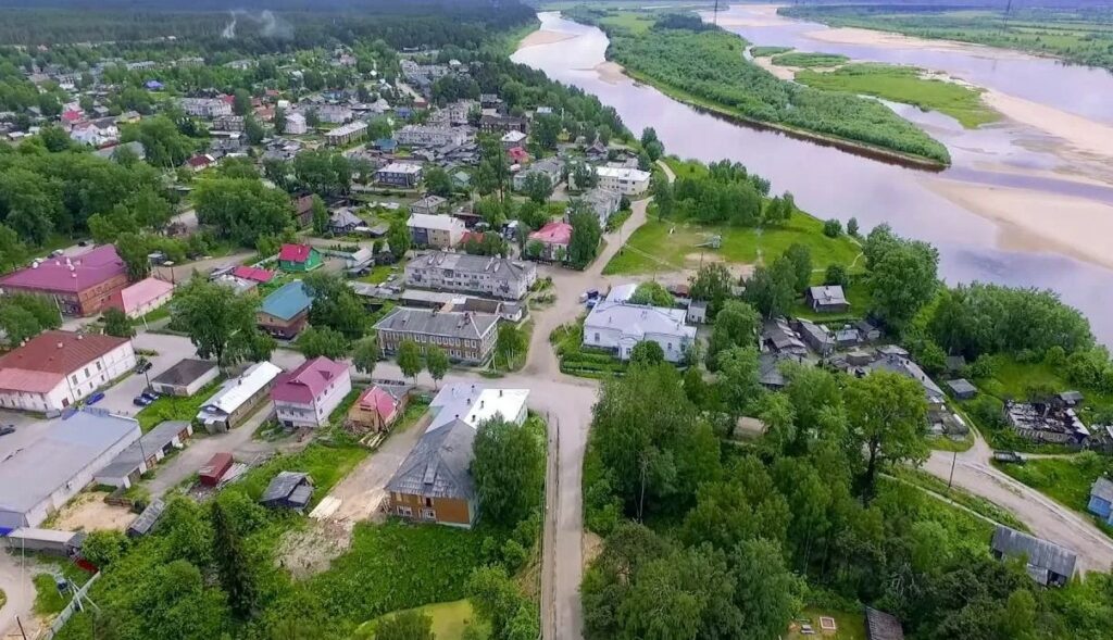Фото городка Шенкурска в Архангельской области с высоты полета дрона, где сложная обстановка с Ковид-19 из-за плохого медицинского обеспечения граждан.