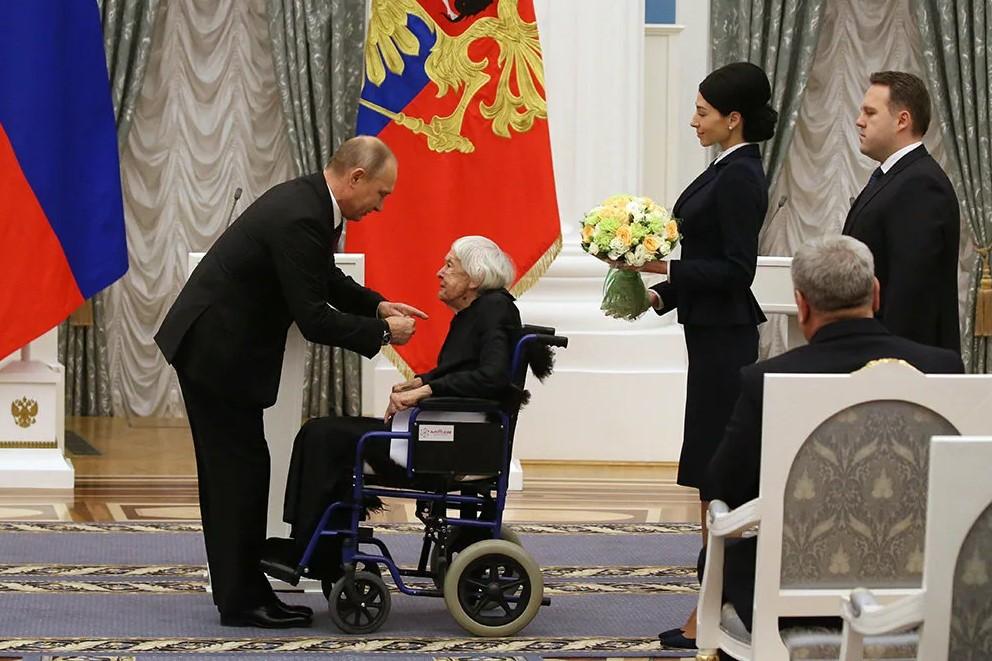 На фото президент вручает награду инвалиду-колясочнику.