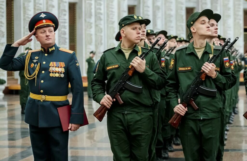 На фото подполковник в парадной одежде командует своим подразделением в парадном строю.