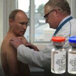 На фото Путин с голым торсом принимает участие в испытании новой вакцины.