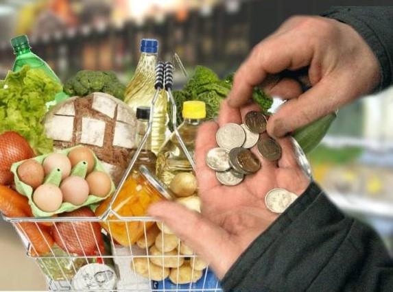 На фото человек собирает копейки, что бы купить в магазине продукты, цены на которые выросли.