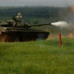 На фото стреляющий российский танк.