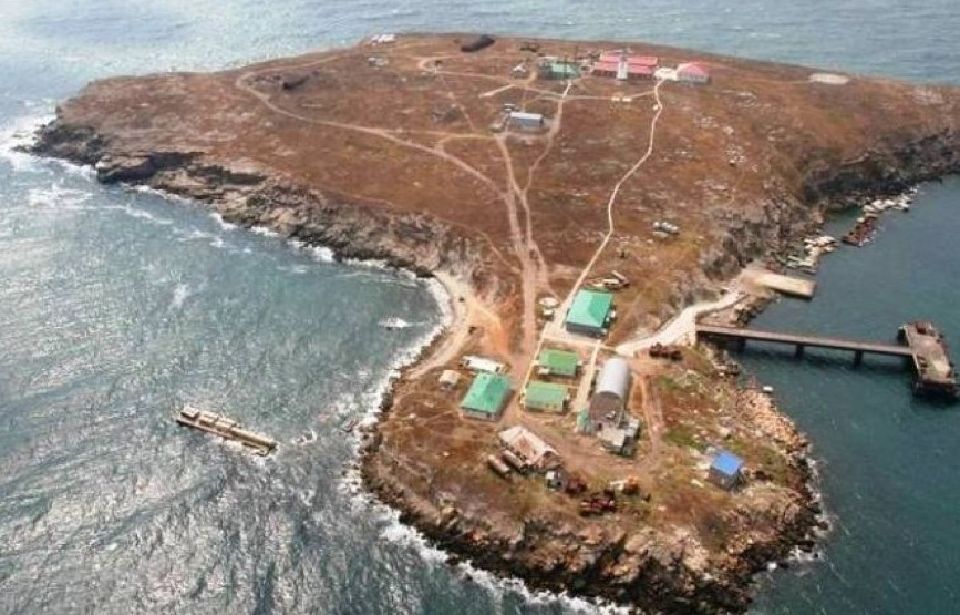 Фото острова Змеиный с высоты полёта вертолёта.