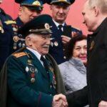 На фото Путин поздравляет ветеранов ВОВ на параде 9 мая.