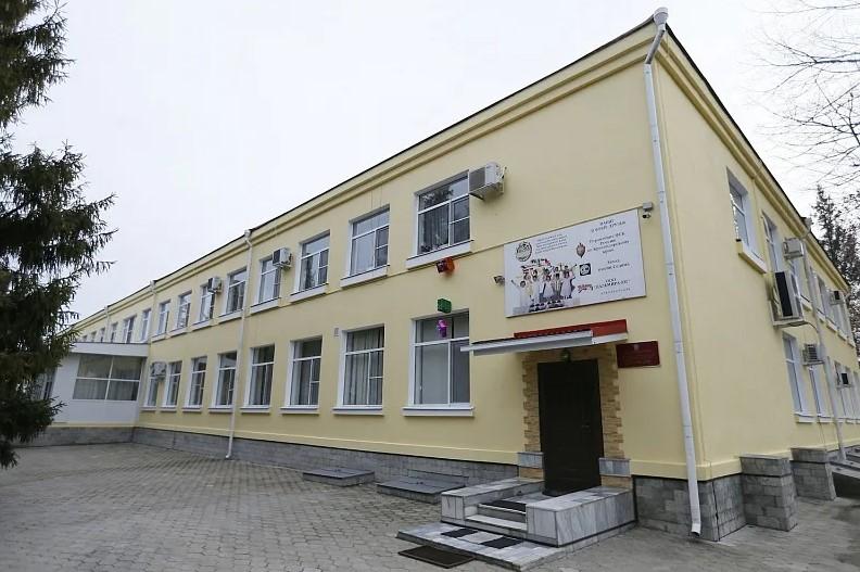 На фото Медведовский детский дом для детей сирот оставшихся без родителей и попечительства.