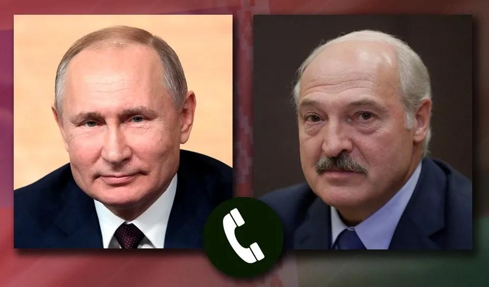На фото Путин и Лукашенко разговаривают по телефону.