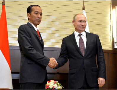На фото два президента РФ и Индонезии жмут руки перед переговорами.