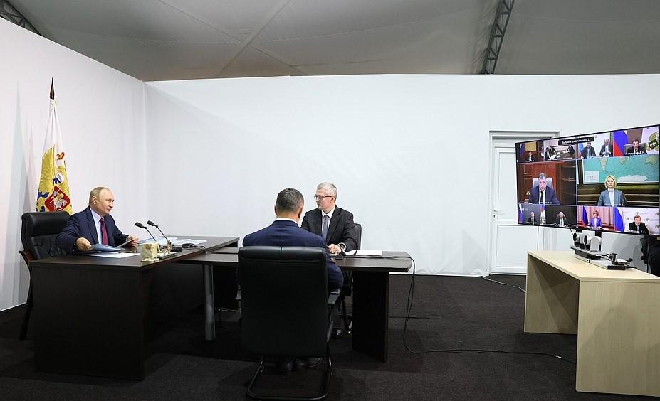 На фото Путин проводит видеоконференцию в Петропавловске-Камчатский.