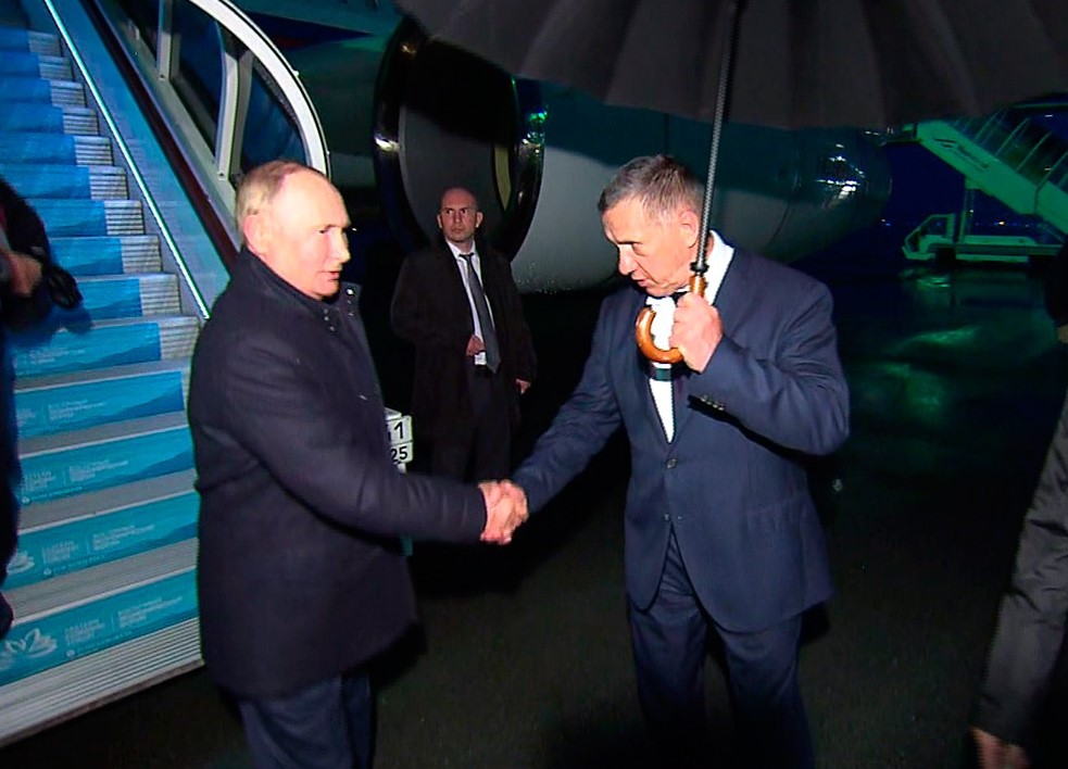 На фото Путина встречают в аэропорту Владивосток, он прилетел на президентском самолёте.