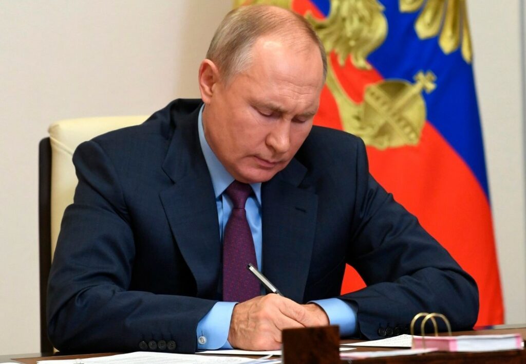 На фото президент РФ подписывает свежие Указы.