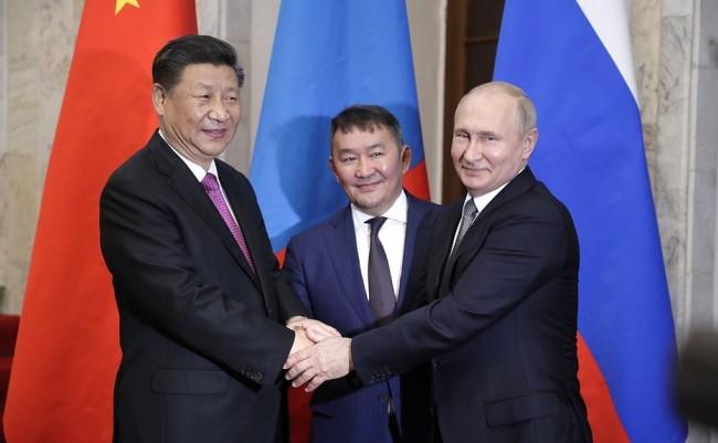 На фото лидеры трёх стран РФ, КНР и МНР.