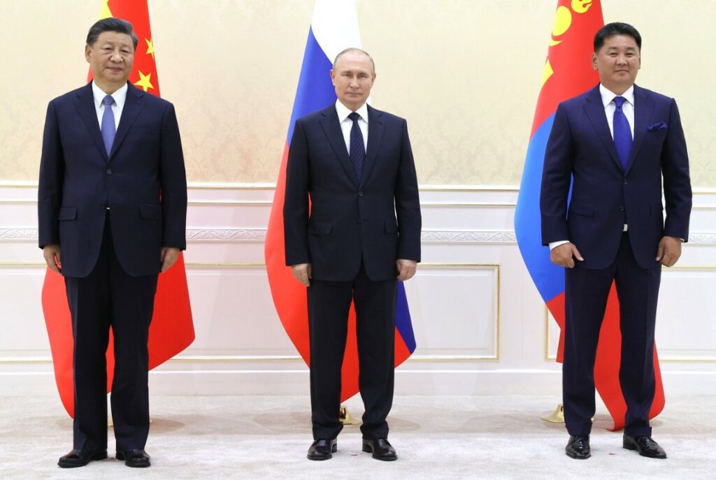 На фото лидеры РФ, КНР и МНР.