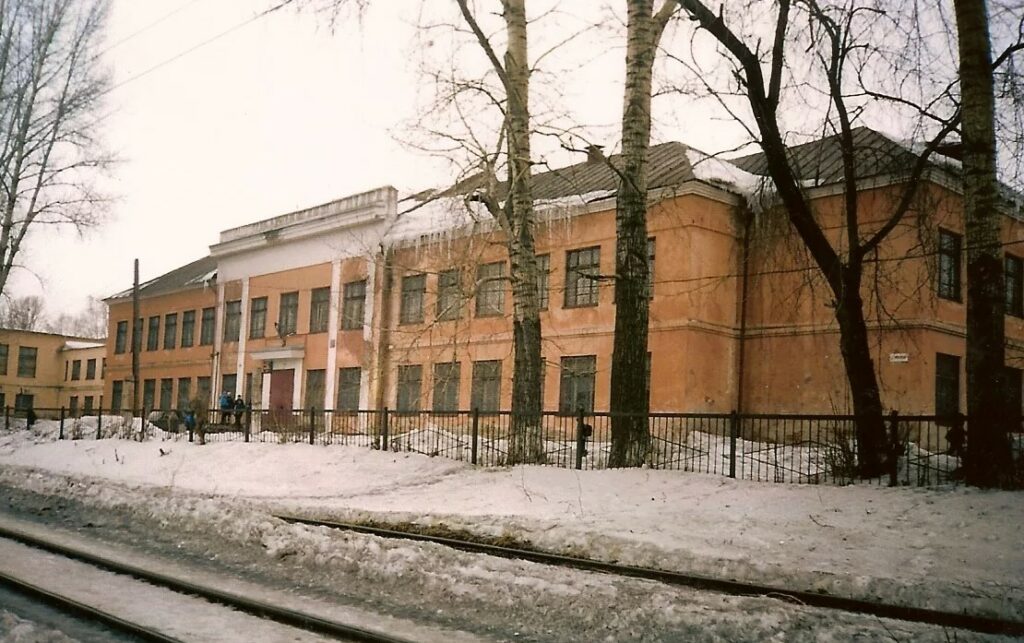 На фото школа 1 Новокузнецк.