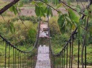 Фотография деревенского разрушенного моста крупным планом.