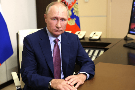 Фото Путина на рабочем месте в кабинете.