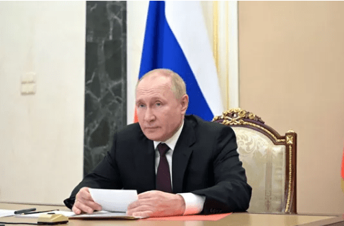 На фото Путин беседует с губернаторами.