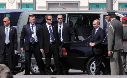 Президент РФ в окружении охраны приехал на саммит.