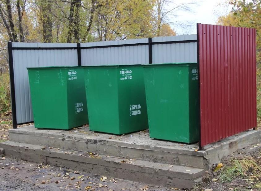 На фото мусорные контейнера расположенные рядом с экологическим местом.