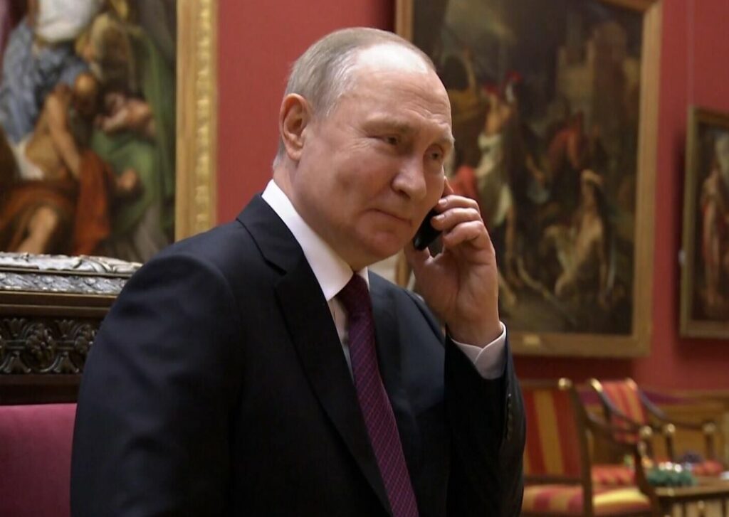 На фото Путин по телефону поздравляет девочку с Новым Годом.