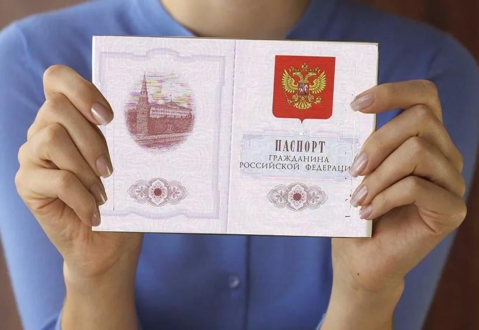 На фото девушка держит раскрытый паспорт гражданина РФ.