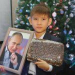 На фото мальчик получивший подарок на новый Год от Путина в 2022 году.
