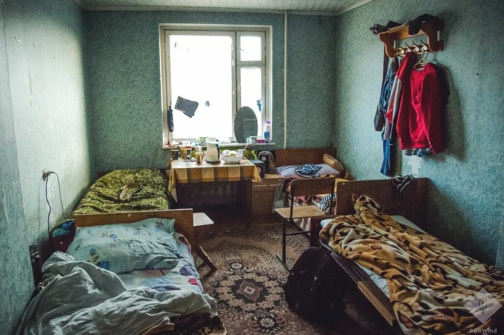 На фото комната в общежитии на 4 человек.