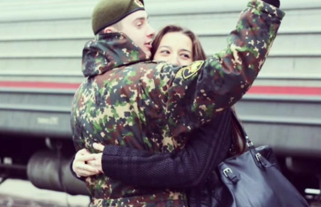 На фото жена провожает мужа на войну на Донбасс призванного по мобилизации.