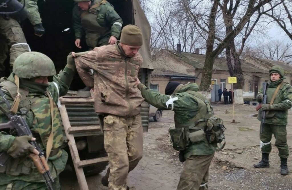 На фото привези из Мариуполя украинских военных на фильтрацию.
