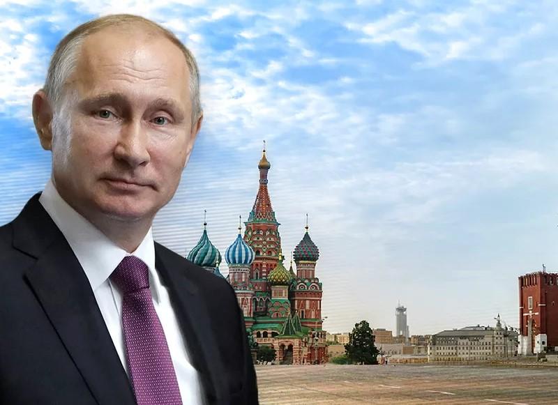 На фото Путин на фоне Московского Кремля.